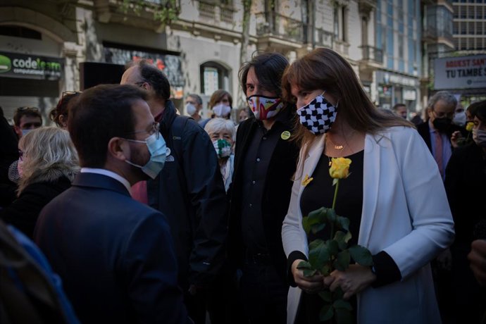 El vicepresident del Govern en funcions, Pere Aragons i la presidenta del Parlament, Laura Borrs amb una rosa groga a la seva arribada a l'acció que l'associació organitza a favor de l'amnistia, a 23 d'abril de 2021, a Barcelona, Catalunya (Espanya).