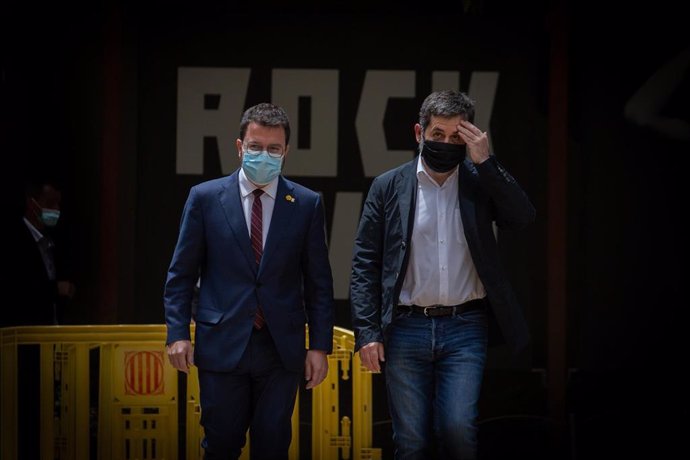 El president de la Generalitat en funciones, Pere Aragons (i) y el secretario general de Junts, Jordi Snchez (d) a su llegada a los jardines del Palau Robert. 