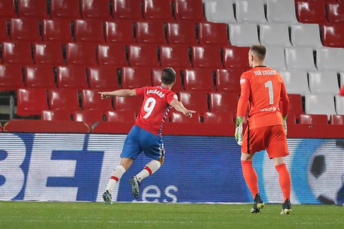Archivo - Roberto Soldado celebrando un gol en los cuartos de final de la Copa del Rey 2020-2021 entre el Granada y el FC Barcelona