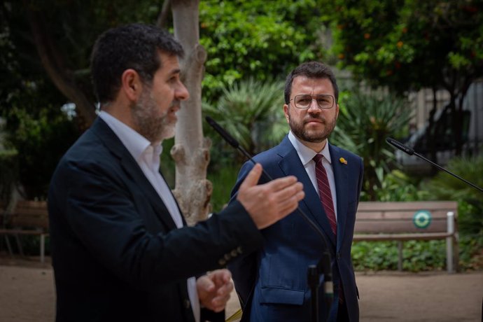 El secretari general de Junts, Jordi Snchez (i) i el president de la Generalitat en funcions, Pere Aragons (d) durant una roda de premsa en els jardins del Palau Robert