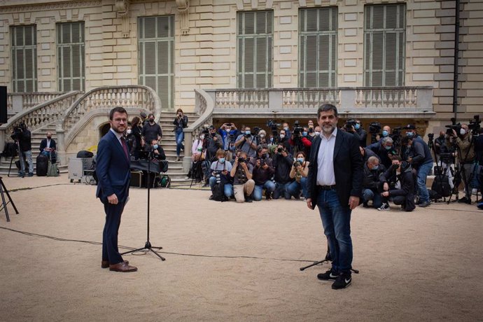 El president de la Generalitat en funciones, Pere Aragons (i) y el secretario general de Junts, Jordi Snchez (d) durante una rueda de prensa en los jardines del Palau Robert, a 17 de mayo de 2021, en Barcelona, Catalunya (España). ERC y Junts han cerr