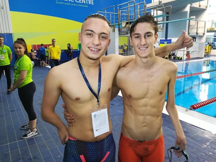 Iñigo Llopis (izda) junto a Sergio Martos tras ganar el oro y el bronce en los 100 espalda S8 del Europeo Paralímpico 2021