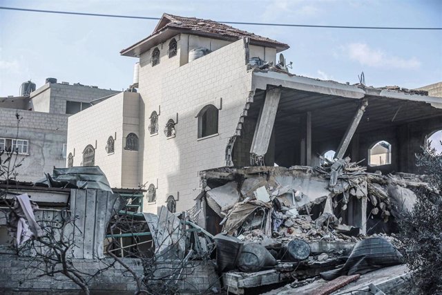 Un edificio residencial destruido por los bombardeos israelíes sobre Gaza