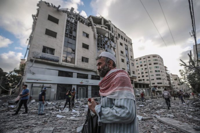 17 May 2021, Palestinian Territories, Gaza City: Palestinians inspect the remains of a destroyed residential building on Al-Wahda Street, after it was hit by Israeli airstrikes, amid the escalating flare-up of Israeli-Palestinian violence. Photo: Mohamm