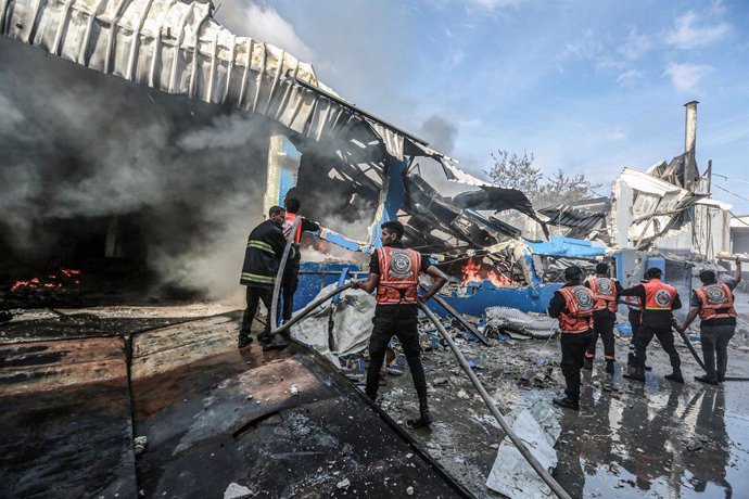 17 May 2021, Palestinian Territories, Gaza City: Members of the Palestinian Civil Defence try to extinguish a fire at a foam factory after it was hit by Israeli artillery shells, amid the escalating flare-up of Israeli-Palestinian violence. Photo: Moham