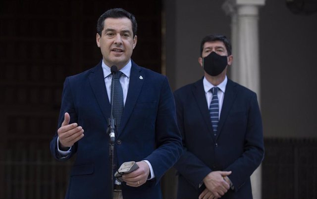 Archivo - El presidente de la Junta de Andalucía, Juanma Moreno (i) y el vicepresidente de la Junta, Juan Marín (d), atiende a los medios de comunicación. En el patio del salón de plenos del Parlamento andaluz. Sevilla (Sevilla, Andalucía),a 10 de marzo 2