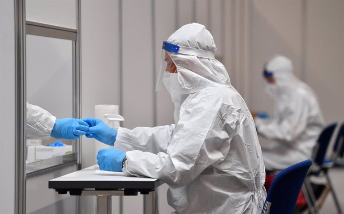 Trabajadores en un centro de pruebas de coronavirus en Alemania