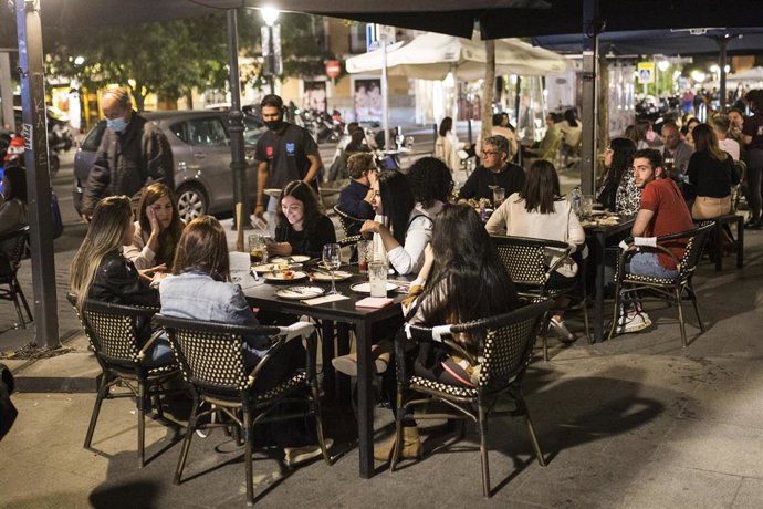 Varios jóvenes sentados en una terraza en la La Latina, zona típica de tapas y copas de la capital