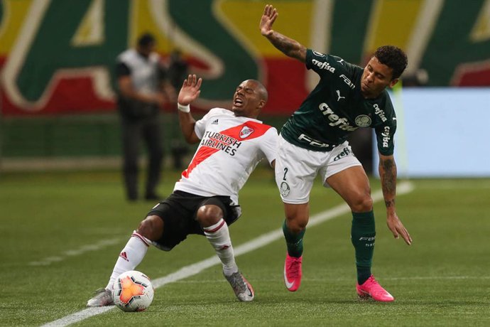 Archivo - HANDOUT - 12 January 2021, Brazil, Sao Paulo: Palmeiras' Marcos Rocha (R) and River Plate's De La Cruz battle for the ball during the Copa Libertadores semifinal second leg football match between Palmeiras and River Plate at the Allianz Parque