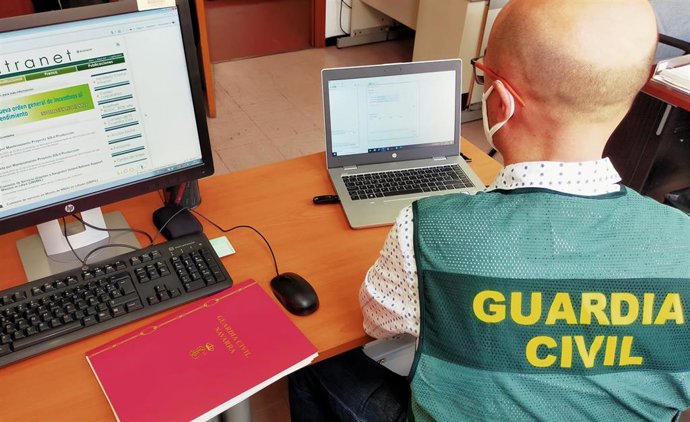 Un agente de la Guardia Civil con un ordenador