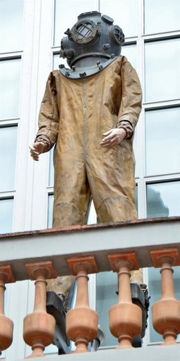 'Bus Amb Escafandre', De Salvador Dalí, En El Teatre-Museu Dalí De Figueres (Girona).