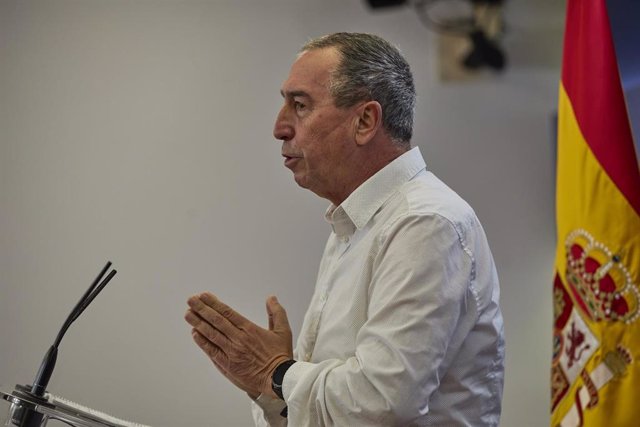 El portavoz de Compromís en el Congreso, Joan Baldoví, interviene en una rueda de prensa anterior a una Junta de Portavoces