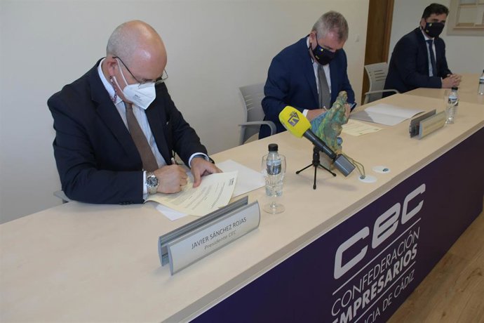 Firma del convenio de colaboración entre la Confederación de Empresarios de la provincia de Cádiz y el Cádiz CF.