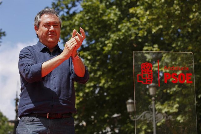 El alcalde de Sevilla, Juan Espadas (C),  en el  acto de presentación de su candidatura para las primarias del PSOE-A,  a 09 de mayo del 2021 en el Paseo del Salon de Granada. (Foto de archivo).