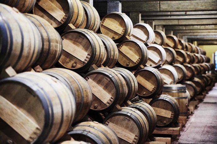 Barricas en una bodega de Rioja
