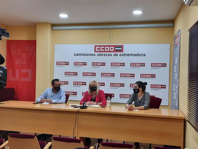 La secretaria general de CCOO de Extremadura, Encarna Chacón, --en el centro-- en rueda de prensa junto al secretario de Organización del sindicato, Francisco Rodríguez, y la secretaria de Política Social y Mujer, Beatriz Blanco