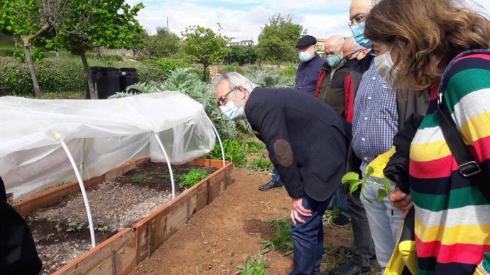 El concejal José Manuel Zúñiga visita el Aula arbolada de la parcela Villa Juanita de la Universidad Popular de Logroño desarrollada con las ayudas de Medio Ambiente