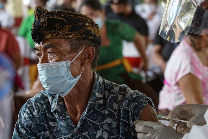 Archivo - Un hombre es vacunado contra la COVID-19 en  Indonesia.