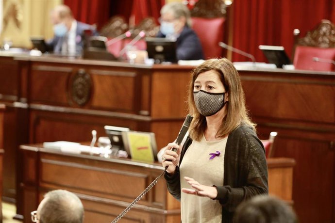 La presidenta del Govern, Francina Armengol, en el pleno del Parlament de este martes.
