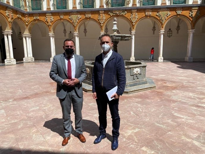 El delegado de Medio Natural y Carreteras de la Diputación de Córdoba, Francisco Palomares (izda.), y el alcalde de Dos Torres, Manuel Torres.