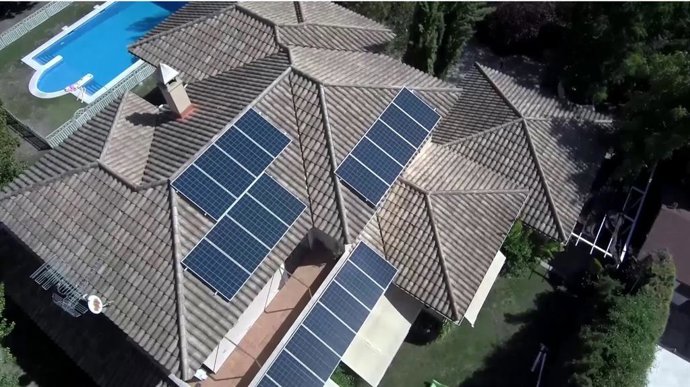 Instalación solar realizada por EnchufeSolar en una vivienda.