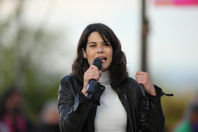 La 'número 2' del partido para las elecciones a la Asamblea de Madrid, Isa Serra interviene durante el acto de cierre de campaña del partido en el anfiteatro Lourdes y Mariano del parque de la Cuña Verde de Vicálvaro, a 2 de mayo de 2021, en Madrid (Esp