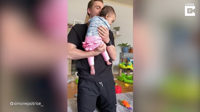 La alegría y emoción de esta bebé de ocho meses al ver a su padre después del trabajo es contagiosa