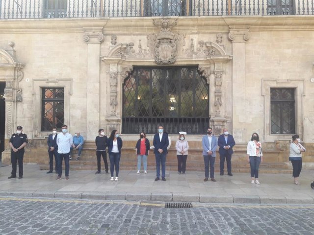 El equipo de gobierno de Cort durante el minuto de silencio.