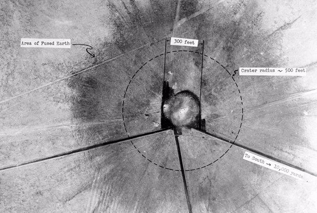 Una vista aérea de la zona cero 28 horas después de la prueba Trinity el 16 de julio de 1945. La explosión nuclear creó un cuasicristal recién descubierto que se formó en la fusión de la arena circundante, la torre de prueba y las líneas de transmisión de