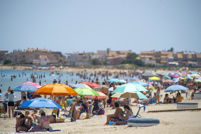 Varias personas en la Playa de Levante, en la Manga del Mar Menor, a 16 de abril de 2021, en Cartagena, Región de Murcia (España). Este fin de semana se cumple una semana desde el fin del estado de alarma. En Murcia, el fin de este marco jurídico se tra