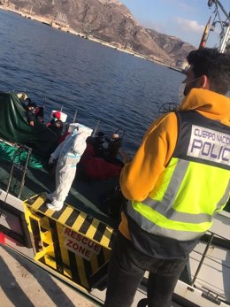 Agentes de Policía Nacional, durante la investigación de los 'taxi boats'