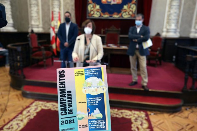 La presidenta de la Diputación de Palencia, Ángeles Armisén, presenta los campamentos de verano para este año.