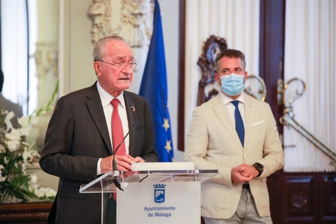 El alcalde de Málaga, Francisco de la Torre, en rueda de prensa junto con el edil de Economía