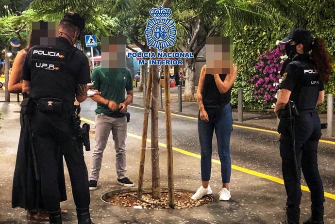 Agentes de la Policía Nacional identifican a varias personas en Santa Cruz de Tenerife