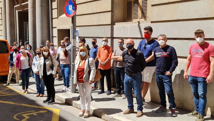 Minuto de silencio en la sede de CCOO tras el crimen machista de sa Pobla.
