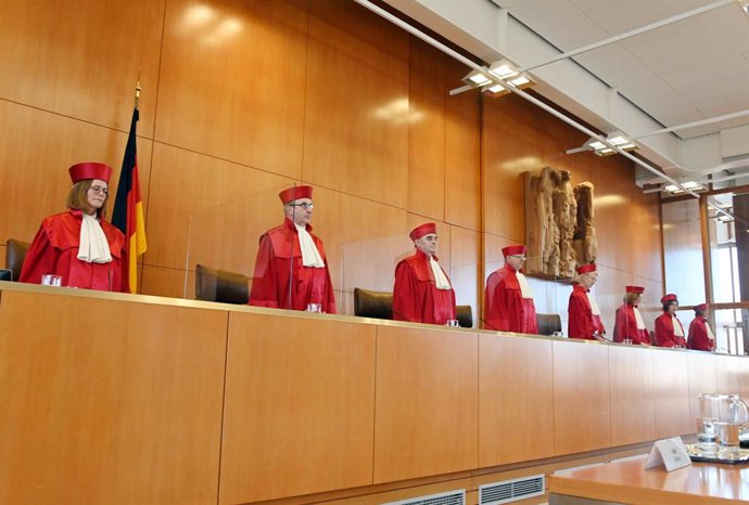 Archivo - 02 March 2021, Baden-Wuerttemberg, Karlsruhe: (L-R) The Second Senate at the Federal Constitutional Court Astrid Wallrabenstein, Ulrich Maidowski, Peter Mueller, Peter M. Huber, Doris Koenig, Monika Hermanns, Sibylle Kessal-Wulf and Christine 