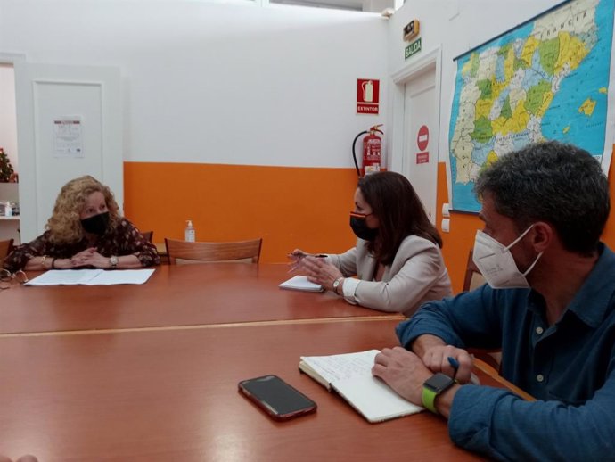 Angela Mulas reunida con la Asociación de Vecinos 5 de abril de Cádiz