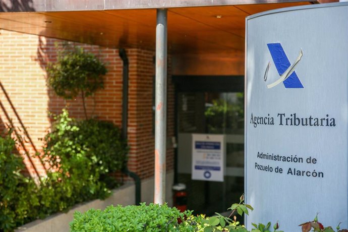 Archivo - Exterior de una oficina de la Agencia Tributaria el día en el que arranca la Campaña de la Renta 2020, a 7 de abril de 2021, en Madrid (España). 