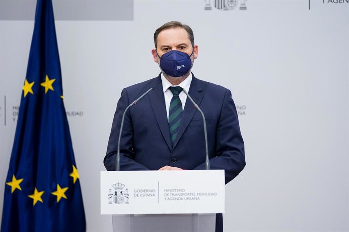 El ministro de Transportes, Moviliad y Agenda Urbana, José Luis Ábalos, durante una rueda de prensa, a 12 de mayo de 2021 en Madrid (España). Los titulares de Transportes y de Transición Ecológica comparecen este miércoles para informar sobre los difere