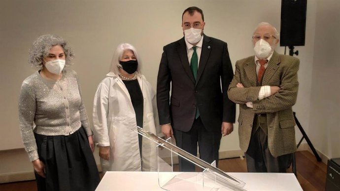 El presidente del Principado, Adrián Barbón, junto a la directora del Arqueológico, María Antonia Pedregal; María Victoria Blanco del Dago; y el ex catedrático Miguel Ángel de Blas, presentan la espada de Sobrefoz.