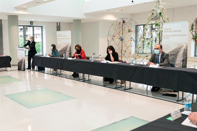 La viceconsejera de Justicia del Gobierno vasco, Ana Agirre (i), la consejera, Beatriz Artolazabal (c), y el asesor para Instituciones Penitenciarias, Jaime Tapia (d), en una jornada