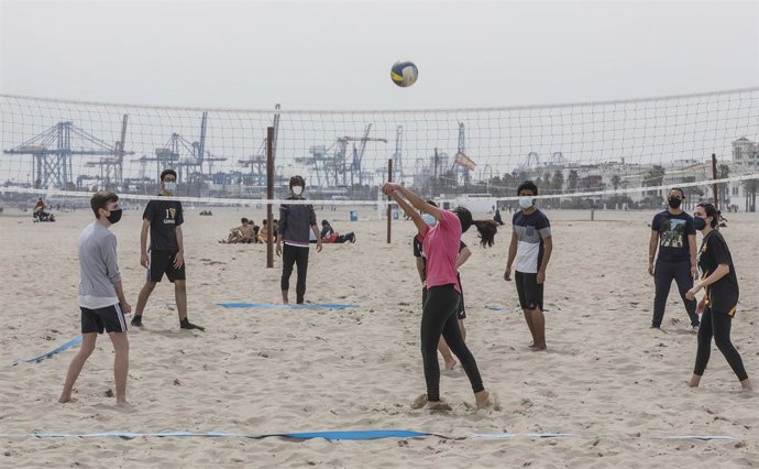 Archivo - Una grupo de varias personas juegan al voleibol con mascarilla en la playa la Malvarrosa en Valncia. 