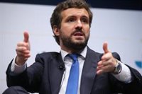 Casado habla con Sánchez por la crisis en Ceuta y pide garantizar integridad territorial, Policías y devolver migrantes