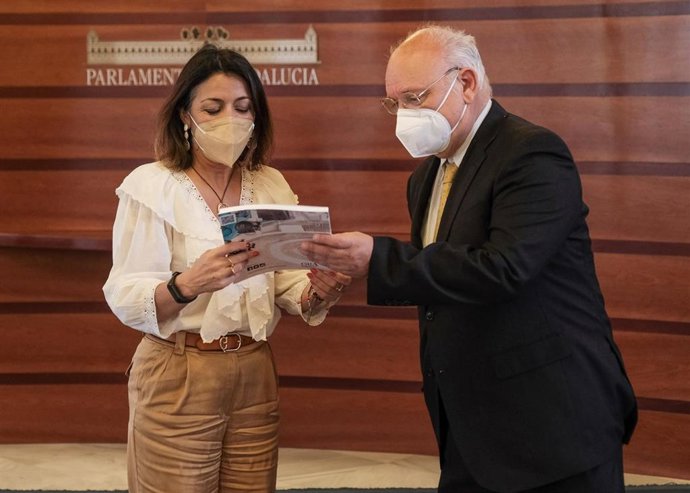 La presidenta del Parlamento andaluz, Marta Bosquet, y el presidente del Consejo Audiovisual de Andalucía, Antonio Checa.