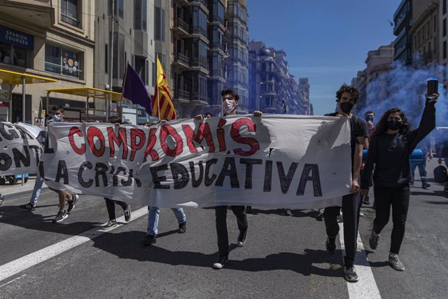 Arxiu - Manifestació estudiantil a favor del 'Compromís contra la crisi educativa'.