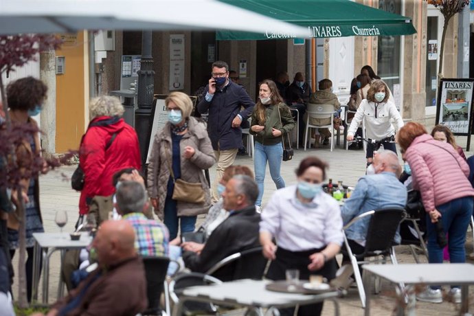 Varias personas, en la terraza de un bar a 9 de mayo de 2021, en Ribadeo, Lugo, Galicia (España). El segundo estado de alarma impuesto por el Gobierno de España para frenar la pandemia del coronavirus ha finalizado a las 00:00 horas de este domingo y tr