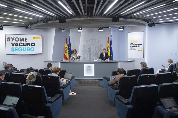 La ministra portavoz y ministra de Hacienda, María Jesús Montero, y el ministro del Interior, Fernando Grande-Marlaska, comparecen en rueda de prensa tras la conclusión del Consejo de Ministros, a 18 de mayo de 2021, en Madrid (España). El Consejo de Mi