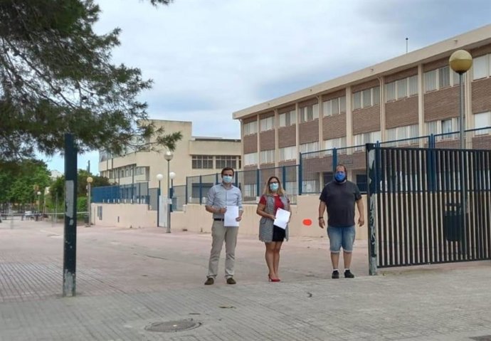 El concejal del área de Educación, Lloren Carrió, con la directiva del CEIP Els Tamarells, David Nicolás y Carol Garcia.