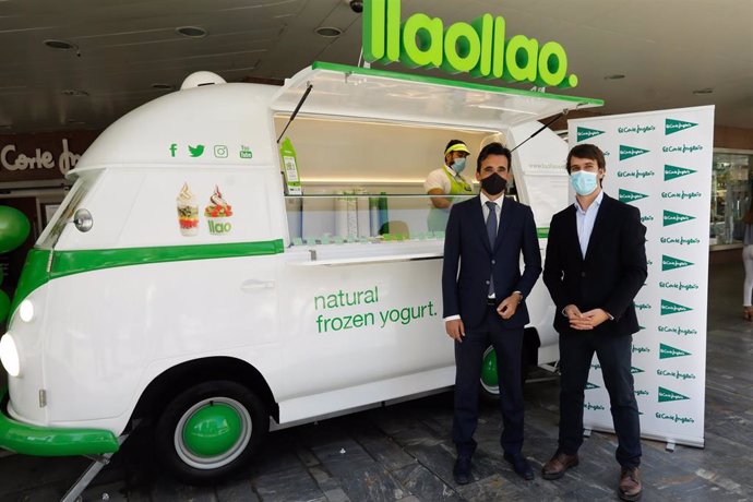 18-05-21 LLAOLLAO ABRE UN FOOD TRUCK EN EL CORTE INGLES DE MURCIA. EN LA IMAGEN ANTONIO FERNANDEZ CBO EN LLAOLLAO Y RAFAEL ALVAREZ OSSORIO DIRECTOR EL CORTE INGLES MURCIA