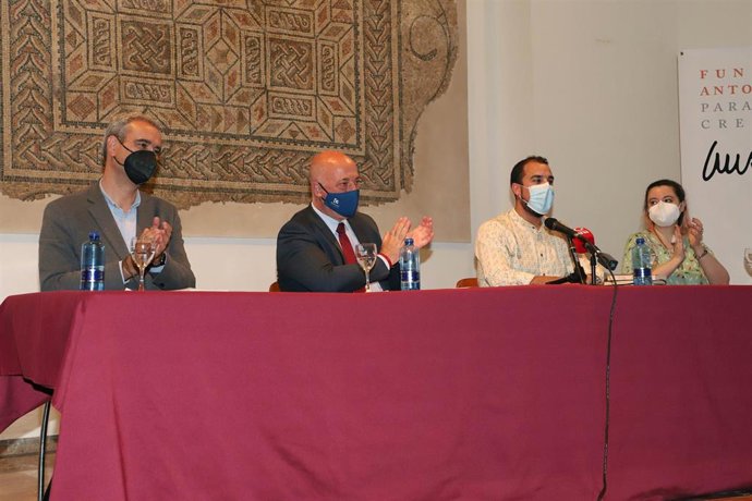 El presidente de la Diputación de Córdoba, Antonio Ruiz (segundo por la izda.), en la presentación de 'Alma de cántaro', del ruteño Francisco David Cruz.